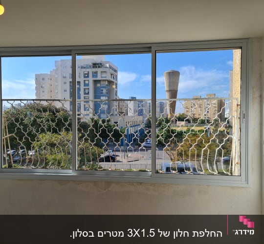 חלון זכוכית עם סורג מתכת נוף עירוני
